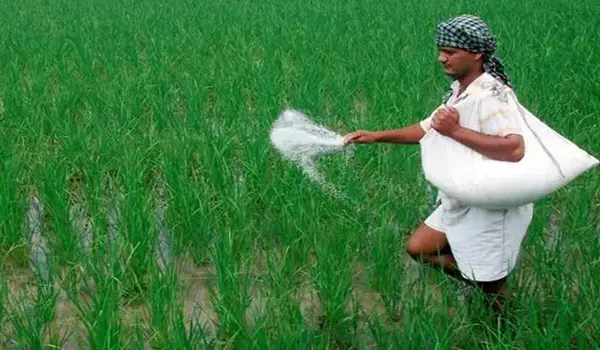 What methods do farmers use to fertilize thei..